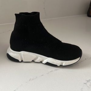 Kids pre loved Balenciaga 100% Authentic size 9.5 with dust bag and box